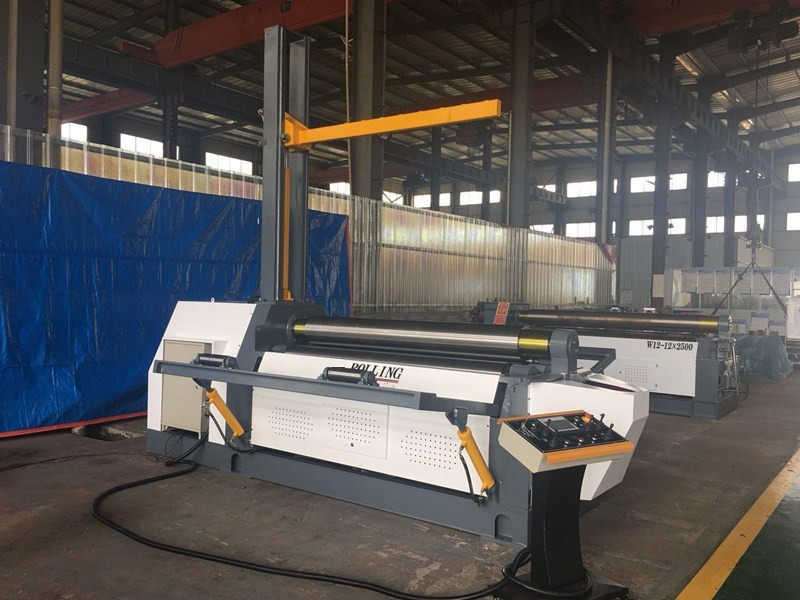 四輥卷板機借助輔助裝置進行精準作業(yè)